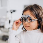 niña en consulta con oftalmologo
