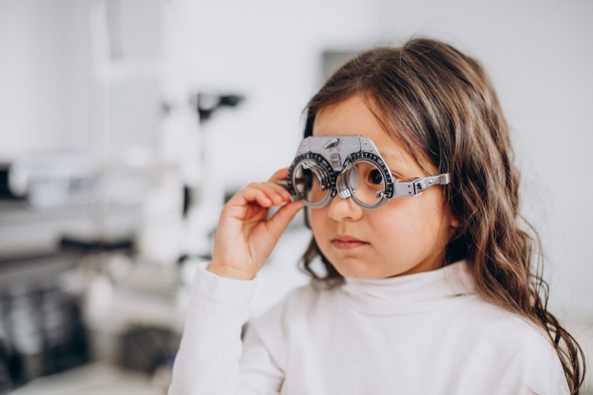 niña en consulta con oftalmologo