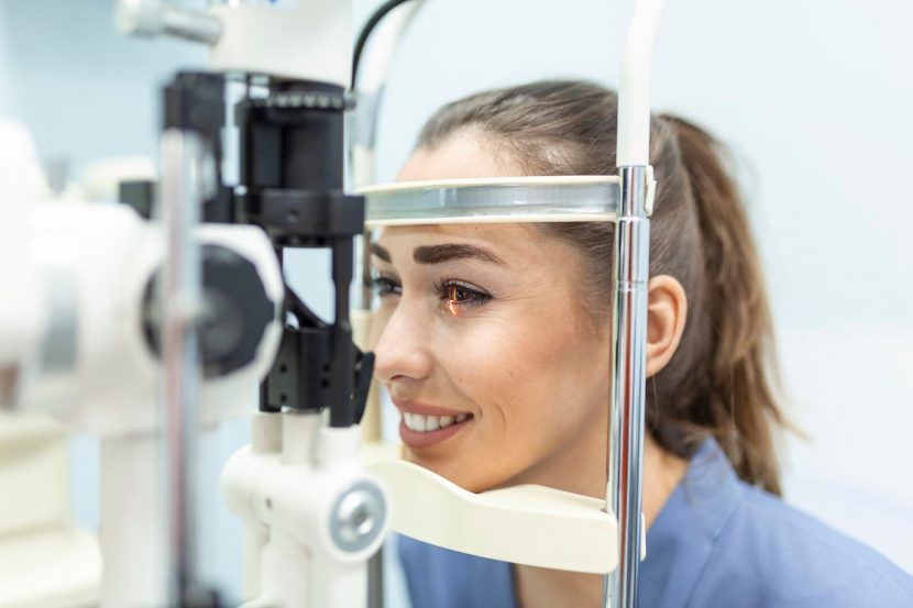 revision de ojos vista con oftalmologo